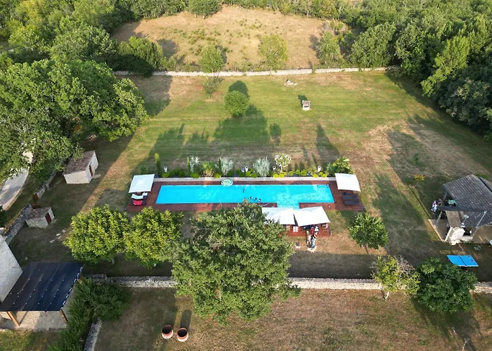 Domaine De Fangal, Pgeonnier 2P, Maison 8P - Piscine 25M - Gites Climatises